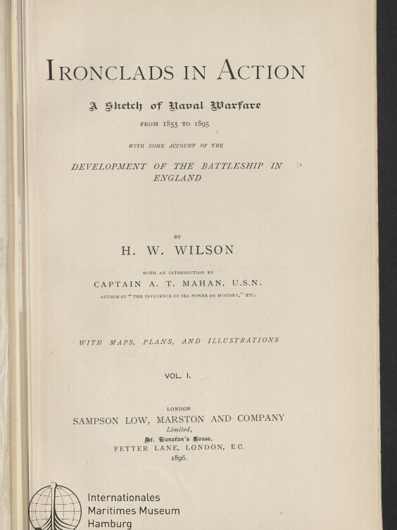 Vorderes Titelblatt des Buches „Ironclads in Action“ von H. W. Wilson (1896) mit großem Titel, Untertiteln zur Entwicklung der Schlachtschiffe, Verlagsangaben von Sampson Low, Marston and Company und dem Logo des Internationalen Maritimen Museums Hamburg unten links.