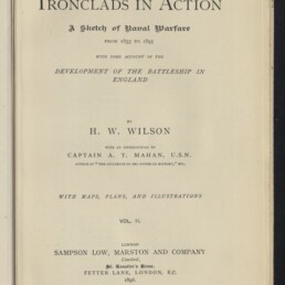 Titelblatt des Buches Ironclads in Action von H. W. Wilson, zentriert gedruckt mit dem Untertitel A Sketch of Naval Warfare from 1855 to 1895, Verlag Sampson Low, Marston and Company, London 1896 (Vol. II) auf cremefarbenem Papier, unten links Stempel und Logo des Internationalen Maritimen Museums Hamburg.
