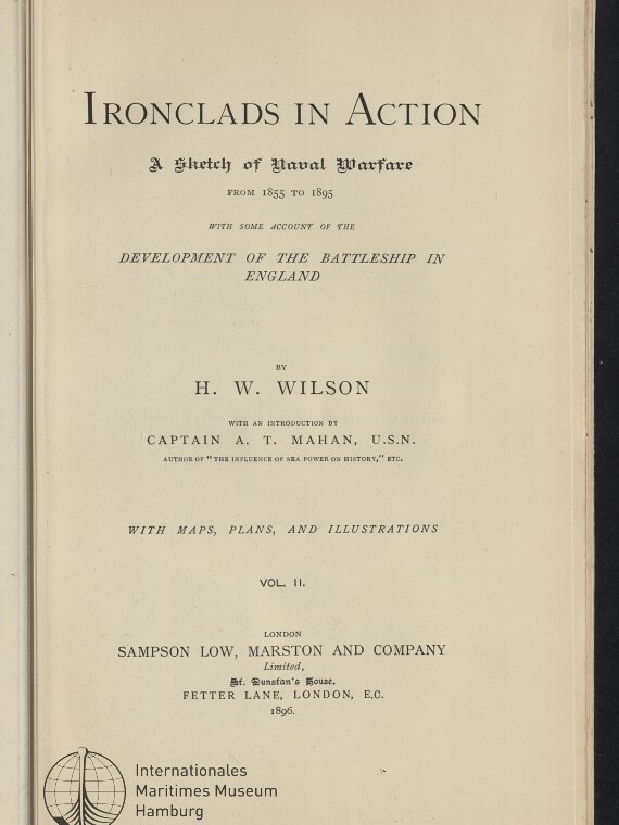 Titelblatt des Buches Ironclads in Action von H. W. Wilson, zentriert gedruckt mit dem Untertitel A Sketch of Naval Warfare from 1855 to 1895, Verlag Sampson Low, Marston and Company, London 1896 (Vol. II) auf cremefarbenem Papier, unten links Stempel und Logo des Internationalen Maritimen Museums Hamburg.