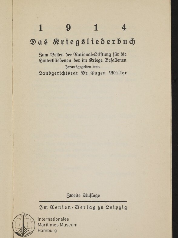 Titelblatt eines Buches von 1914 mit dem in Frakturschrift gedruckten Titel Das Kriegsliederbuch, einem Untertitel zugunsten der National-Stiftung für die Hinterbliebenen der im Kriege Gefallenen, Herausgeberangabe und Verlagsvermerk Im Xenien-Verlag zu Leipzig sowie einem Stempel des Internationalen Maritimen Museums Hamburg.