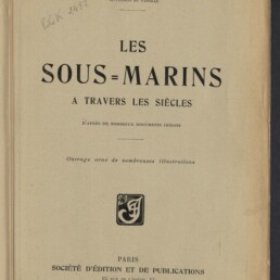 Titelblatt eines französischen Buches: „Les Sous-Marins à travers les siècles“ von Maurice Delpeuch mit Untertitel und Verlagsangaben (Paris, Société d'Édition et de Publications), Stempel „Internationales Maritimes Museum Hamburg“ unten links und handschriftlicher Notiz oben links auf vergilbtem Papier.