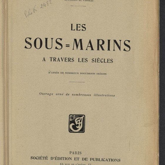 Titelblatt eines französischen Buches: „Les Sous-Marins à travers les siècles“ von Maurice Delpeuch mit Untertitel und Verlagsangaben (Paris, Société d'Édition et de Publications), Stempel „Internationales Maritimes Museum Hamburg“ unten links und handschriftlicher Notiz oben links auf vergilbtem Papier.
