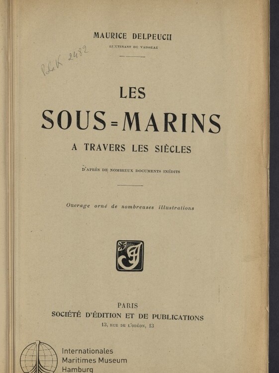 Titelblatt eines französischen Buches: „Les Sous-Marins à travers les siècles“ von Maurice Delpeuch mit Untertitel und Verlagsangaben (Paris, Société d'Édition et de Publications), Stempel „Internationales Maritimes Museum Hamburg“ unten links und handschriftlicher Notiz oben links auf vergilbtem Papier.