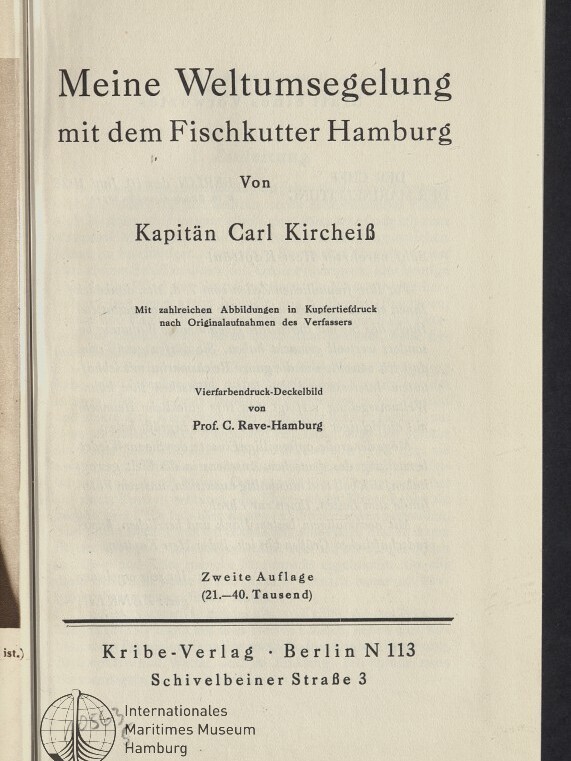 Titelblatt des Buchs ‚Meine Weltumsegelung mit dem Fischkutter Hamburg‘ von Kapitän Carl Kircheiß mit Verlagsangabe Kribe‑Verlag Berlin, Hinweis ‚Zweite Auflage‘ und Stempel/Logo des Internationalen Maritimen Museum Hamburg.
