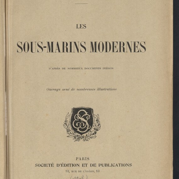 Titelblatt eines alten französischen Buchs auf beigem Papier mit großem Titel „Les Sous‑Marins Modernes“, Autorname oben, ornamentalem Wappen in der Mitte, Verlagsangaben darunter und Stempel des Internationalen Maritimen Museums Hamburg unten links.