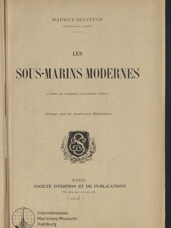 Titelblatt eines alten französischen Buchs auf beigem Papier mit großem Titel „Les Sous‑Marins Modernes“, Autorname oben, ornamentalem Wappen in der Mitte, Verlagsangaben darunter und Stempel des Internationalen Maritimen Museums Hamburg unten links.