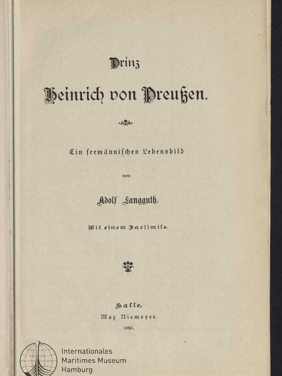 Titelblatt eines Buches mit großem schwarzlettrigem Titel „Prinz Heinrich von Preußen“, dem Untertitel „Ein seemännisches Lebensbild von Adolf Langguth. Mit einem Facsimile.“, Verlagsangabe „Halle. Max Niemeyer. 1892.“ und einem Logo des Internationalen Maritimen Museums Hamburg unten links.