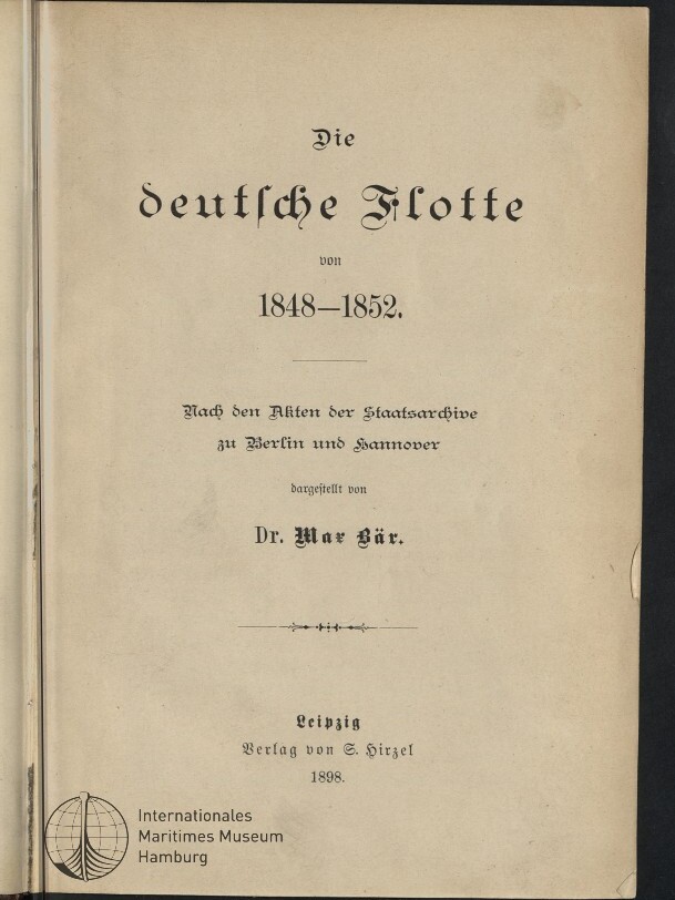 Titelseite eines historischen Buches mit dem gotisch gesetzten Titel „Die deutsche Flotte von 1848–1852“, darunter Verfasserangabe Dr. Max Bär, Erscheinungsort Leipzig, Verlag S. Hirzel 1898 und links unten Stempel des Internationalen Maritimen Museums Hamburg.