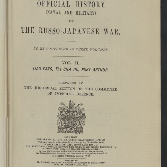 Titelseite eines Buches von 1912 mit dem Titel 'Official History (Naval and Military) of The Russo-Japanese War, Vol. II Liao-Yang, The Sha Ho, Port Arthur', darüber ein königliches Wappen und unten links ein Stempel 'Internationales Maritimes Museum Hamburg'.