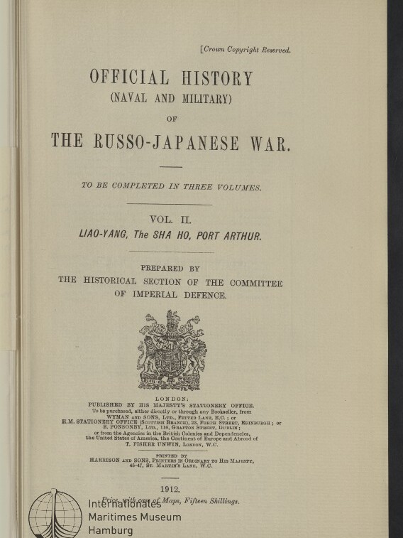 Titelseite eines Buches von 1912 mit dem Titel 'Official History (Naval and Military) of The Russo-Japanese War, Vol. II Liao-Yang, The Sha Ho, Port Arthur', darüber ein königliches Wappen und unten links ein Stempel 'Internationales Maritimes Museum Hamburg'.