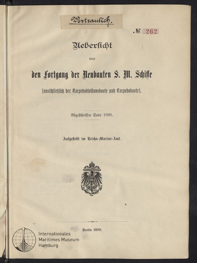 Titelseite eines Berichts (Berlin 1899) auf vergilbtem Papier: oben ein „Vertraulich“-Etikett und rote Aktennummer ‚Nr. 262‘, große gotische Überschrift „Uebersicht über den Fortgang der Neubauten S. M. Schiffe“, mittig das kaiserliche Reichswappen und unten links das Logo des Internationalen Maritimen Museums Hamburg.