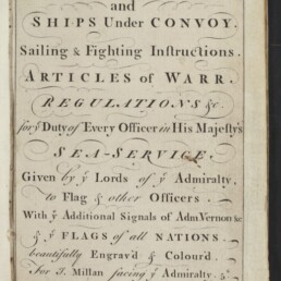 Altes, dekorativ gestaltetes Titelblatt eines maritimen Handbuchs mit kalligrafischen Schriftzügen ‚Signals for the Royal Navy and Ships Under Convoy‘, weiteren Zeilen zu Segel‑ und Kampfanweisungen, Vorschriften und Flaggen sowie dem Logo des Internationalen Maritimen Museums Hamburg unten links.