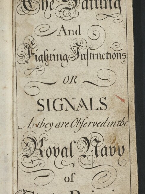Vergilbtes Titelblatt eines alten Buchs mit dekorativer kalligrafischer Schrift, auf dem der englische Titel ‚The Sailing And Fighting Instructions or Signals as they are Observed in the Royal Navy of Great Britain‘ steht; sichtbarer Stempel des Internationalen Maritimen Museums Hamburg.