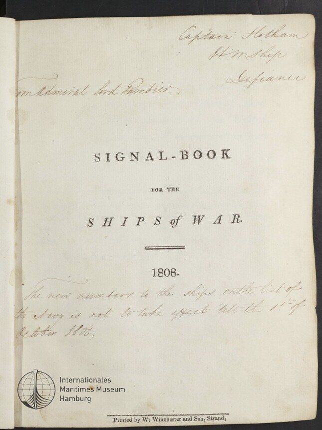Titelblatt eines gealterten Buches mit dem gedruckten Titel „SIGNAL-BOOK FOR THE SHIPS of WAR. 1808.“, mehreren handschriftlichen Notizen oben und unter dem Titel sowie dem runden Stempel „Internationales Maritimes Museum Hamburg“ unten links.