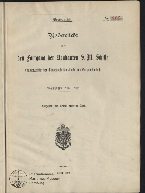 Titelseite einer deutschen Dienstschrift, datiert Berlin 1900, mit dem Aufdruck „Vertraulich“, dem Titel „Uebericht über den Fortgang der Neubauten S. M. Schiffe“, einer roten Nummernmarke „No. 263“, dem kaiserlichen Reichsadler als Wappen und dem Stempel des Internationalen Maritimen Museums Hamburg.