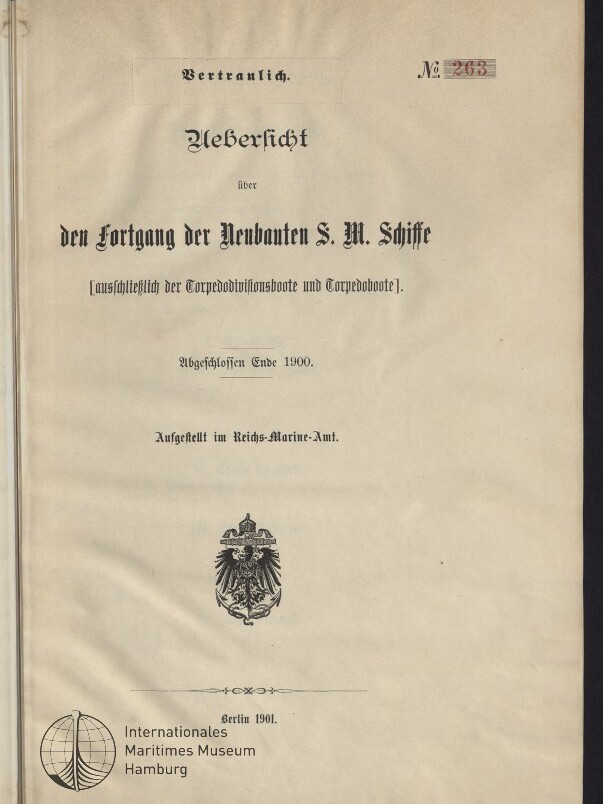 Titelblatt einer deutschen Marinepublikation in Frakturschrift mit dem Stempel 'Vertraulich' und der Nummer 263, dem Titel 'Uebersicht über den Fortgang der Neubauten S. M. Schiffe', dem Hinweis 'Abgeschlossen Ende 1900', einem Reichsadler-Wappen in der Mitte und dem Stempel des Internationalen Maritimen Museums Hamburg unten links.