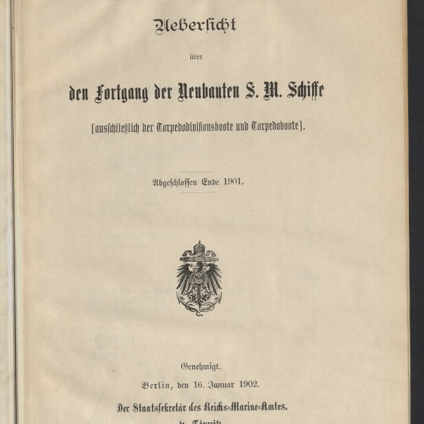Titelblatt eines vertraulichen deutschen Marineberichts (Nr. 251) in Frakturschrift mit der Überschrift „Uebersicht über den Fortgang der Neubauten S.M. Schiffe“, kaiserlichem Adlerwappen in der Mitte, Datum Berlin, den 16. Januar 1902 und Stempel des Internationalen Maritimen Museums Hamburg unten links.