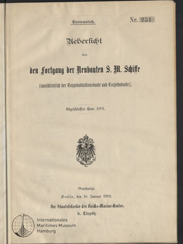 Titelblatt eines vertraulichen deutschen Marineberichts (Nr. 251) in Frakturschrift mit der Überschrift „Uebersicht über den Fortgang der Neubauten S.M. Schiffe“, kaiserlichem Adlerwappen in der Mitte, Datum Berlin, den 16. Januar 1902 und Stempel des Internationalen Maritimen Museums Hamburg unten links.