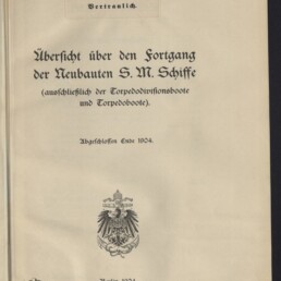 Titelblatt eines deutschen Dokuments in Frakturschrift von 1904 mit der Überschrift „Übersicht über den Fortgang der Neubauten S. M. Schiffe (ausschließlich der Torpedodivisionsboote und Torpedoboote)“, dem Vermerk „Vertraulich“, der handschriftlich oder gedruckt hervorgehobenen Nummer „Nr. 244“, dem preußisch-deutschen Reichsadler als Wappen sowie dem Orts- und Amtsvermerk „Berlin 1904, Kgl. Marine-Amt“ und einem Stempel des Internationalen Maritimen Museums Hamburg.