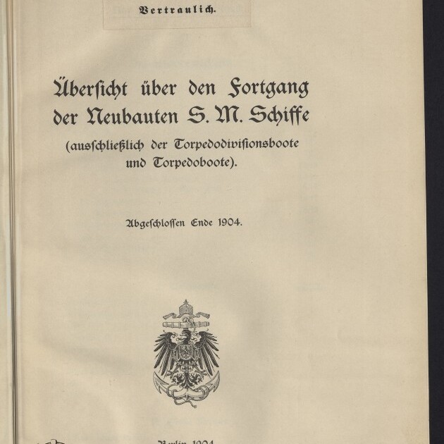 Titelblatt eines deutschen Dokuments in Frakturschrift von 1904 mit der Überschrift „Übersicht über den Fortgang der Neubauten S. M. Schiffe (ausschließlich der Torpedodivisionsboote und Torpedoboote)“, dem Vermerk „Vertraulich“, der handschriftlich oder gedruckt hervorgehobenen Nummer „Nr. 244“, dem preußisch-deutschen Reichsadler als Wappen sowie dem Orts- und Amtsvermerk „Berlin 1904, Kgl. Marine-Amt“ und einem Stempel des Internationalen Maritimen Museums Hamburg.