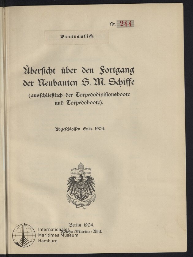 Titelblatt eines deutschen Dokuments in Frakturschrift von 1904 mit der Überschrift „Übersicht über den Fortgang der Neubauten S. M. Schiffe (ausschließlich der Torpedodivisionsboote und Torpedoboote)“, dem Vermerk „Vertraulich“, der handschriftlich oder gedruckt hervorgehobenen Nummer „Nr. 244“, dem preußisch-deutschen Reichsadler als Wappen sowie dem Orts- und Amtsvermerk „Berlin 1904, Kgl. Marine-Amt“ und einem Stempel des Internationalen Maritimen Museums Hamburg.