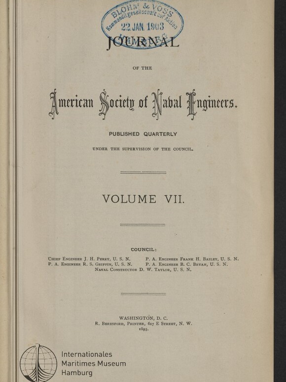 Titelblatt einer Zeitschrift mit dekorativer Schrift „Journal of the American Society of Naval Engineers“, dem Zusatz „Published Quarterly“ und der Angabe „VOLUME VII“ in der Mitte, einem ovalen blauen Stempel oben, Herausgeber‑ und Druckangaben unten sowie dem Logo des Internationalen Maritimen Museums Hamburg unten links.
