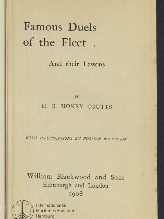 Titelblatt eines gealterten Buchs mit dem gedruckten Titel „Famous Duels of the Fleet and their Lessons“, Autor H. B. Money Coutts, Illustrationen von Norman Wilkinson, Verlag William Blackwood and Sons, Edinburgh und London, 1908, sowie Museumsstempel des Internationalen Maritimen Museums Hamburg.