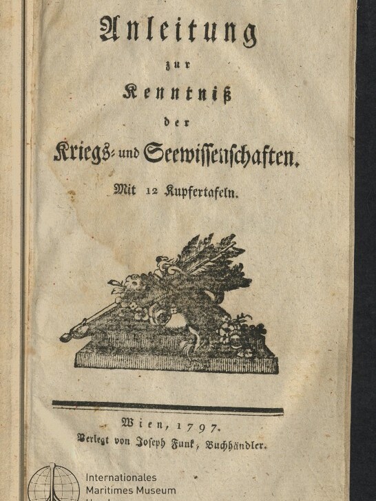 Altes Titelblatt in Frakturschrift: ‚Anleitung zur Kenntniß der Kriegs- und Seewissenschaften. Mit 12 Kupfertafeln. Wien, 1797‘, darunter ein ornamentaler Holzschnitt mit Kriegs‑ und Seeattributen und ein Stempel des Internationalen Maritimen Museums Hamburg.