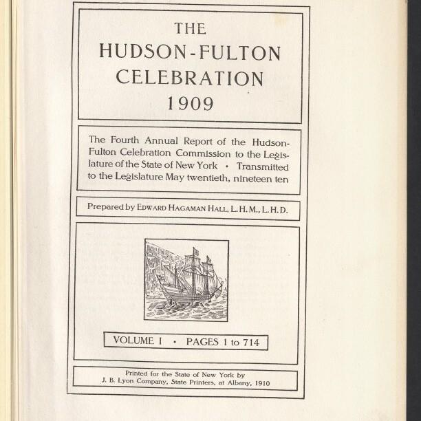 Titelblatt eines Berichts mit dem großen Schriftzug „The Hudson‑Fulton Celebration 1909“, darunter Untertitel und Herausgeberangaben, ein kleiner Holzschnitt eines Segelschiffs, Verlagspublikation (Volume I, Seiten 1–714, gedruckt 1910) und Stempel des Internationalen Maritimen Museums Hamburg.