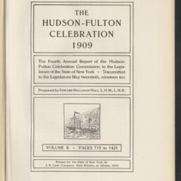 Titelblatt des Berichts «The Hudson‑Fulton Celebration 1909» in dekorativem Rahmen mit Untertitel zum vierten Jahresbericht an die Legislative von New York, dem Verfasser Edward Hagaman Hall, der Angabe „Volume II • Pages 715 to 1421“, einer kleinen Holzschnitt‑Illustration von Segelschiffen in der Mitte und dem Stempel des Internationales Maritimes Museum Hamburg unten links.