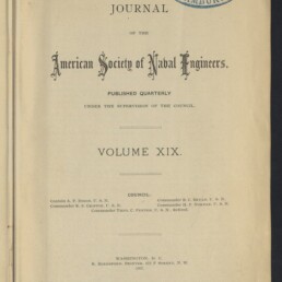 Titelblatt eines historischen Journals „Journal of the American Society of Naval Engineers, Volume XIX“ mit verschnörkelter Schrift, blauem ovalem Stempel „Blohm & Voss Hamburg“ oben rechts und Logostempel des Internationalen Maritimen Museums Hamburg unten links.