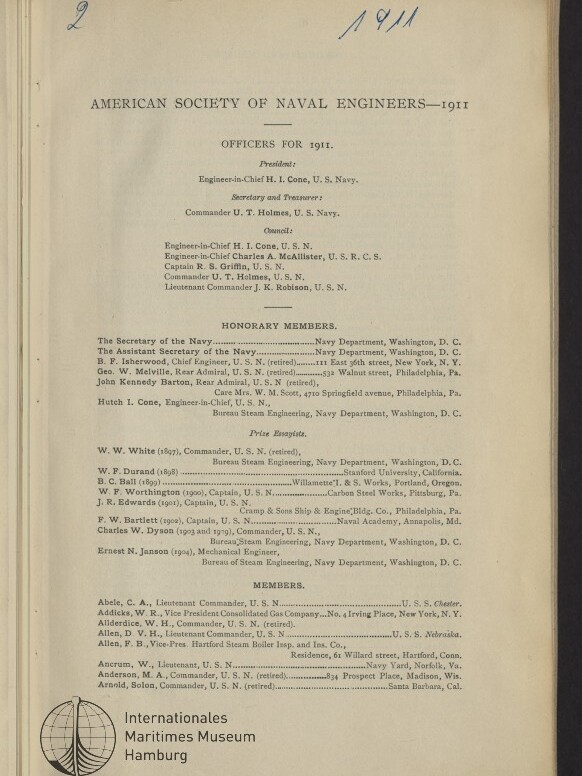 Auf einer vergilbten Buchseite mit der Überschrift „American Society of Naval Engineers — 1911“ sind gedruckte Listen von Offizieren, Ehrenmitgliedern und Mitgliedern aufgeführt; oben handschriftliche Notizen in blauer Tinte („2“ und „1911“) und unten links ein Stempel/Logo des Internationalen Maritimen Museums Hamburg.