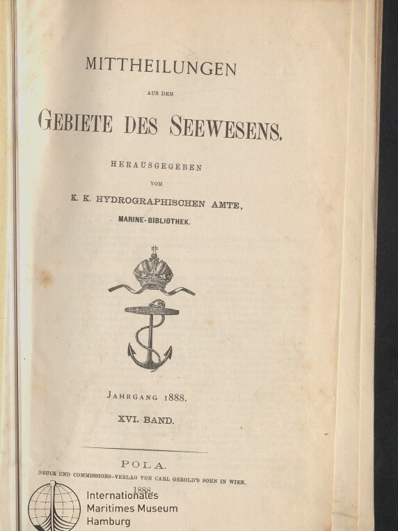 Titelseite einer historischen deutschsprachigen Fachpublikation ‚Mittheilungen aus dem Gebiete des Seewesens‘ mit einer Krone-auf-Anker-Illustration, Jahresangabe 1888 (XVI. Band), Ortsangabe Pola und Stempel des Internationalen Maritimen Museums Hamburg.