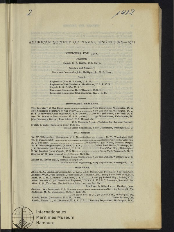 Vergilbte Buchseite mit dem gedruckten Titel „American Society of Naval Engineers — 1912“, darunter Listen von ‚Officers for 1912‘, Ehrenmitgliedern und Mitgliedern in engbedruckter Typografie, handschriftliche Notizen oben (‚2‘ links, ‚1912‘ rechts) und dem Logo des Internationalen Maritimen Museums Hamburg unten links.