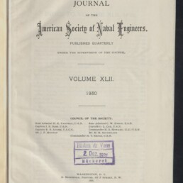 Titelseite des Journal of the American Society of Naval Engineers, Volume XLII (1930) mit dekorativem Schriftzug, Auflistung des Council of the Society, blau-violettem Bibliotheksstempel „Blohm & Voss 2 Dez 1931“, handschriftlichen Notizen oben und dem Logo des Internationalen Maritimen Museums Hamburg unten links.