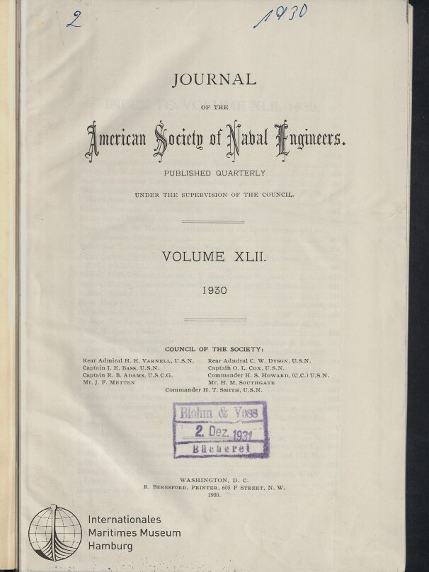 Titelseite des Journal of the American Society of Naval Engineers, Volume XLII (1930) mit dekorativem Schriftzug, Auflistung des Council of the Society, blau-violettem Bibliotheksstempel „Blohm & Voss 2 Dez 1931“, handschriftlichen Notizen oben und dem Logo des Internationalen Maritimen Museums Hamburg unten links.