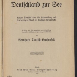 Titelblatt eines Buches mit großem Frakturtitel ‚Deutschland zur See‘, Untertitel über die Entwicklung und den Stand der deutschen Kriegsflotte, dem Autorennamen Bernhard Teutsch‑Lerchenfeld, Verlagsangaben Leipzig 1911 sowie einem Stempel/Logo des Internationalen Maritimen Museums Hamburg.