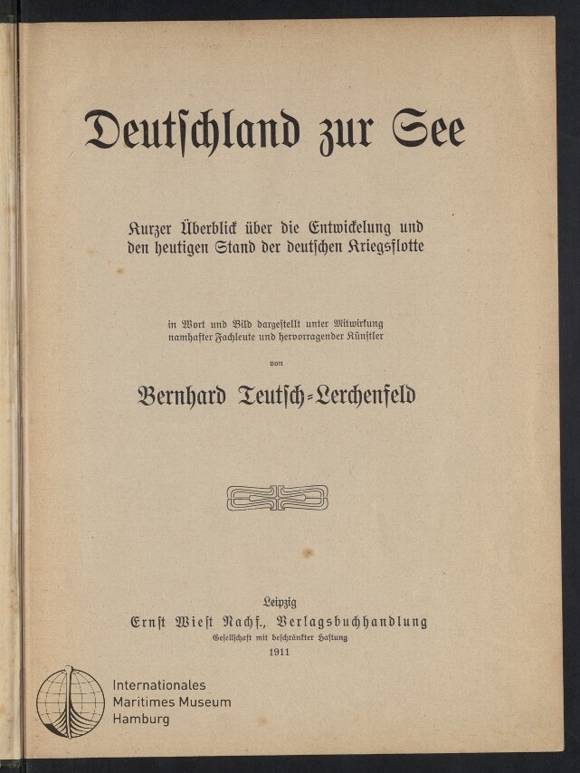 Titelblatt eines Buches mit großem Frakturtitel ‚Deutschland zur See‘, Untertitel über die Entwicklung und den Stand der deutschen Kriegsflotte, dem Autorennamen Bernhard Teutsch‑Lerchenfeld, Verlagsangaben Leipzig 1911 sowie einem Stempel/Logo des Internationalen Maritimen Museums Hamburg.