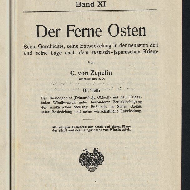 Titelblatt eines Buches mit großer Überschrift ‚RUSSLAND IN ASIEN Band XI — Der Ferne Osten‘, Untertitel zu Geschichte und Entwicklung, Autor C. von Zepelin, Verlagsangabe Berlin, Zuckschwerdt & Co., 1911, darunter ein Wappenmotiv und ein runder Stempel des Internationalen Maritimen Museums Hamburg.