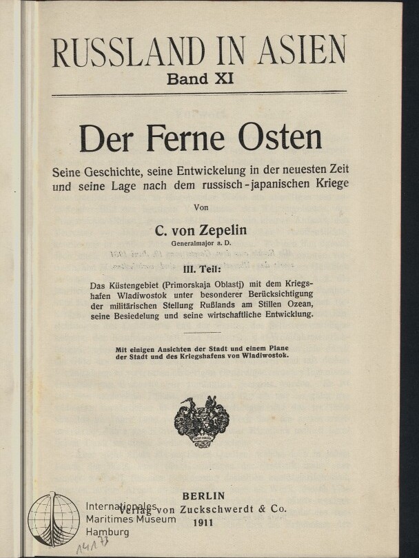 Titelblatt eines Buches mit großer Überschrift ‚RUSSLAND IN ASIEN Band XI — Der Ferne Osten‘, Untertitel zu Geschichte und Entwicklung, Autor C. von Zepelin, Verlagsangabe Berlin, Zuckschwerdt & Co., 1911, darunter ein Wappenmotiv und ein runder Stempel des Internationalen Maritimen Museums Hamburg.