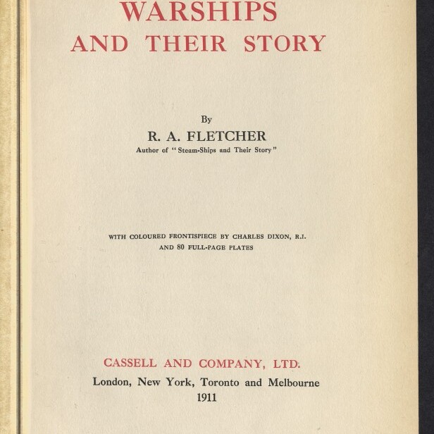 Titelseite eines Buches mit dem großen roten Titel WARSHIPS AND THEIR STORY, darunter Autor R. A. Fletcher, Verlag Cassell and Company Ltd. und Erscheinungsjahr 1911 in schwarzer Schrift auf cremefarbenem Papier; oben rechts eine handschriftliche Notiz mit Datum 1913 und unten links Stempel und Logo des Internationalen Maritimen Museums Hamburg.