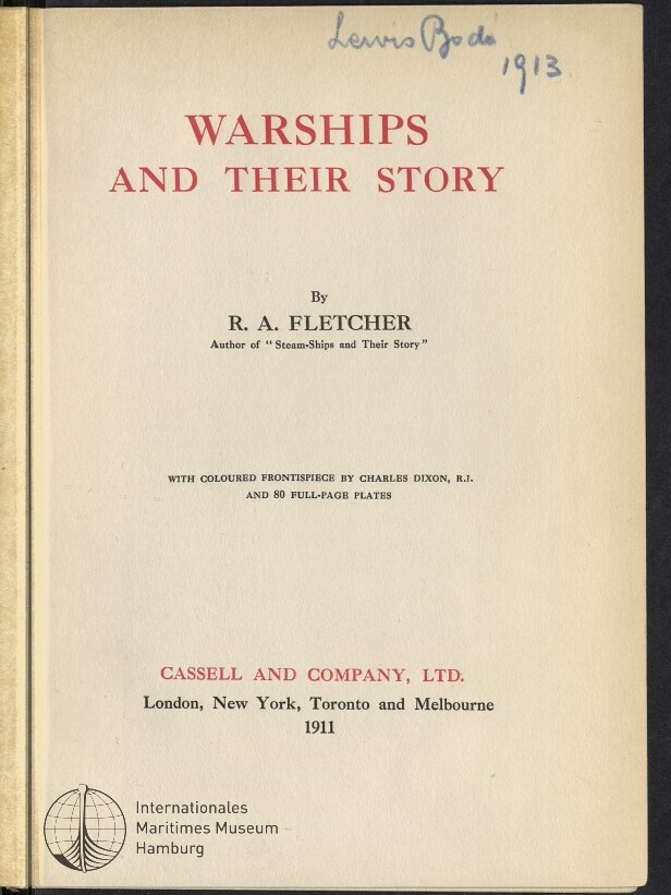 Titelseite eines Buches mit dem großen roten Titel WARSHIPS AND THEIR STORY, darunter Autor R. A. Fletcher, Verlag Cassell and Company Ltd. und Erscheinungsjahr 1911 in schwarzer Schrift auf cremefarbenem Papier; oben rechts eine handschriftliche Notiz mit Datum 1913 und unten links Stempel und Logo des Internationalen Maritimen Museums Hamburg.