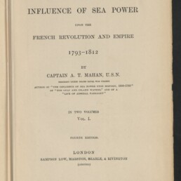 Titelseite eines Buches mit dem gedruckten Titel The Influence of Sea Power upon the French Revolution and Empire 1793–1812, dem Autorenhinweis Captain A. T. Mahan, einer handschriftlichen Unterschrift oben, Verlags- und Ausgabedaten unten sowie einem Stempel des Internationalen Maritimen Museums Hamburg.