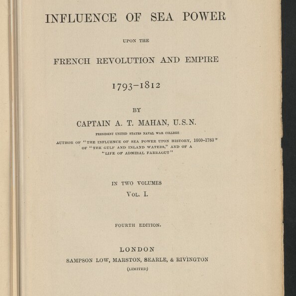 Titelseite eines Buches mit dem gedruckten Titel The Influence of Sea Power upon the French Revolution and Empire 1793–1812, dem Autorenhinweis Captain A. T. Mahan, einer handschriftlichen Unterschrift oben, Verlags- und Ausgabedaten unten sowie einem Stempel des Internationalen Maritimen Museums Hamburg.