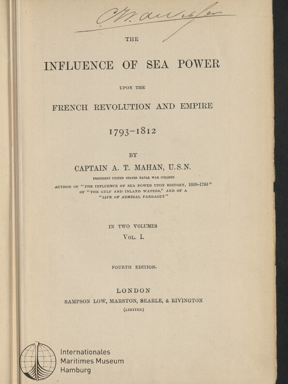 Titelseite eines Buches mit dem gedruckten Titel The Influence of Sea Power upon the French Revolution and Empire 1793–1812, dem Autorenhinweis Captain A. T. Mahan, einer handschriftlichen Unterschrift oben, Verlags- und Ausgabedaten unten sowie einem Stempel des Internationalen Maritimen Museums Hamburg.