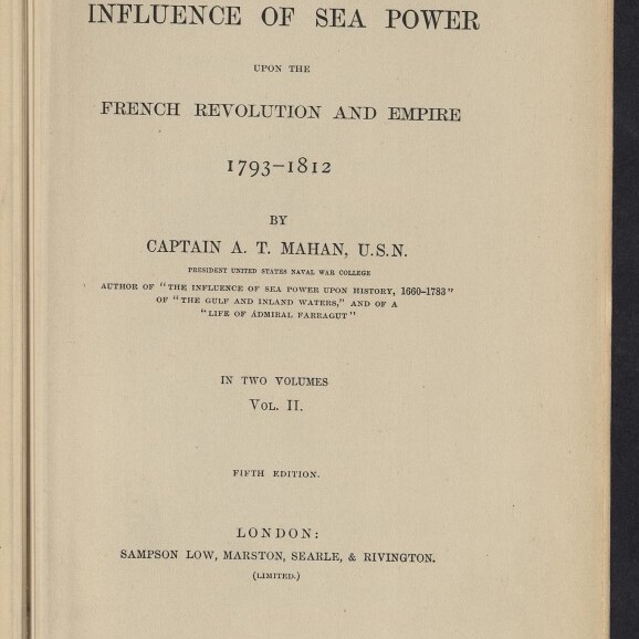 Titelblatt von Captain A. T. Mahans Buch „The Influence of Sea Power upon the French Revolution and Empire 1793–1812“, Band II, fünfte Auflage, mit handschriftlicher Signatur oben und Stempel des Internationalen Maritimen Museums Hamburg unten links.