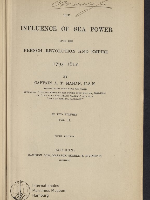 Titelblatt von Captain A. T. Mahans Buch „The Influence of Sea Power upon the French Revolution and Empire 1793–1812“, Band II, fünfte Auflage, mit handschriftlicher Signatur oben und Stempel des Internationalen Maritimen Museums Hamburg unten links.
