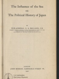 Titelseite des Buchs 'The Influence of the Sea on The Political History of Japan' von Vize‑Admiral G. A. Ballard, C.B., erschienen bei John Murray, London 1921; unten links Stempel und Emblem des Internationalen Maritimen Museums Hamburg.