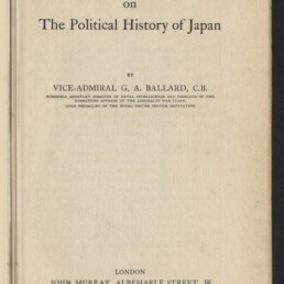 Titelseite des Buchs 'The Influence of the Sea on The Political History of Japan' von Vize‑Admiral G. A. Ballard, C.B., erschienen bei John Murray, London 1921; unten links Stempel und Emblem des Internationalen Maritimen Museums Hamburg.