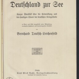 Titelblatt des Buches ‚Deutschland zur See‘ mit großem Fraktur-Titel, Untertitel ‚Kurzer Überblick über die Entwicklung und den heutigen Stand der deutschen Kriegsflotte‘, Autorenname Bernhard Teutsch-Lerchenfeld, ein kleines ornamentales Schmuckornament in der Mitte, Verlagsangabe unten und Stempel des Internationalen Maritimen Museums Hamburg links unten.